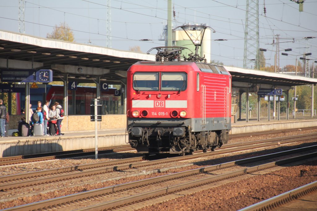 114 015 mit fhrt solo am 17.10.2011 durch den Bahnhof Berlin Schnefeld.
