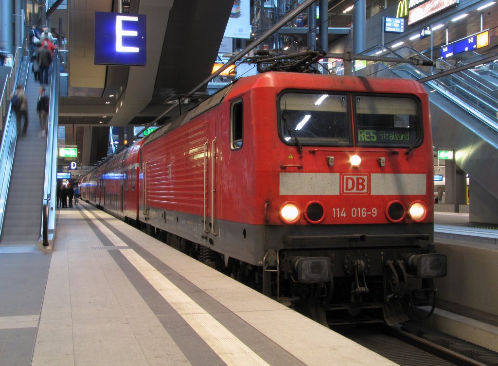 114 016-9 hatte am 02.10.2010 die Aufgabe den RE5 von Falkenberg/Elster nach Stralsund zu bringen. Hier sieht man den Zug gerade bei seinem Aufenthalt am Berliner Hbf(tief).