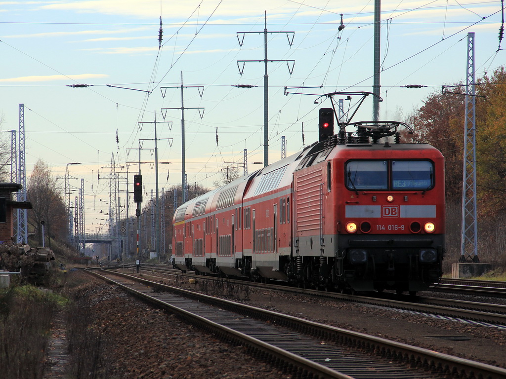 114 016-9  mit dem RE 3 (RE 18311) nach Elsterwerder am 25. November 2011 kurz vor dem Bahnhof  Blankenfelde(Teltow-Flming) bei km 24.4 auf dem sdlichen Berliner Auenring bei Diedersdorf.    