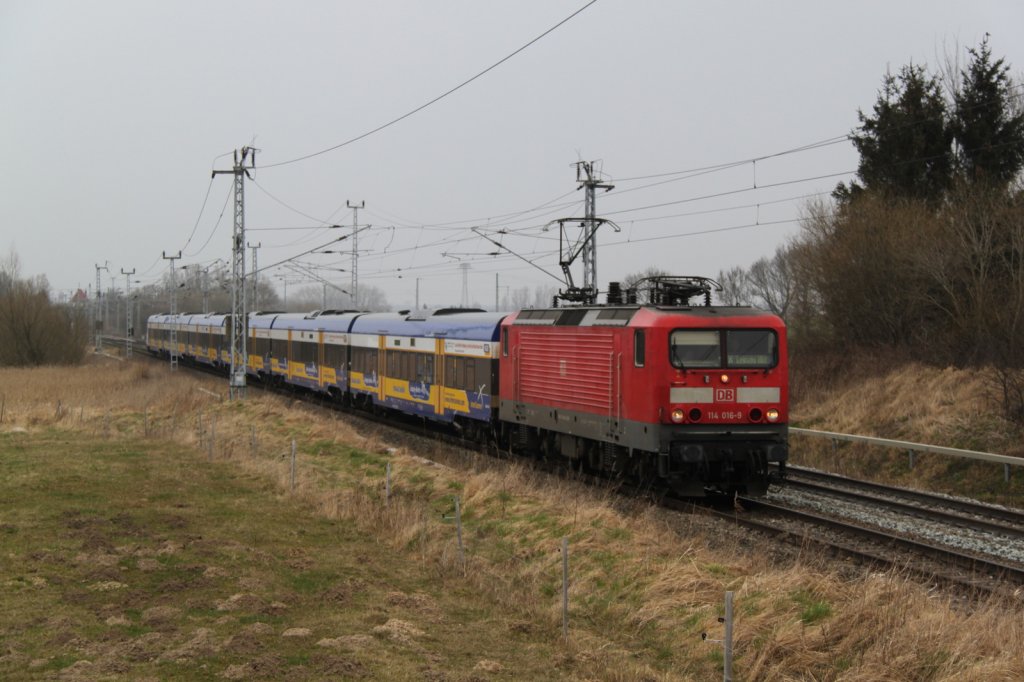 114 016-9 mit InterConnex 68904 von Warnem�nde nach Leipzig Hbf bei der Durchfahrt in Sildemow.18.03.2012