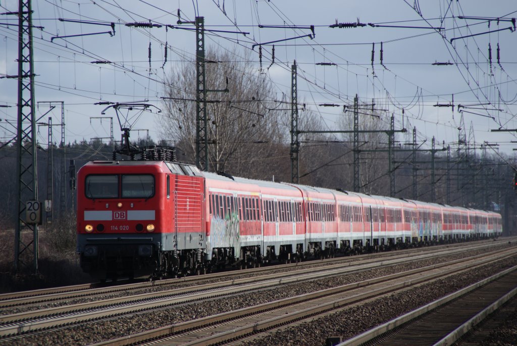 114 020 mit einen Schrottzug nach Hamm,am 26.02.2012 bei Wunstorf.