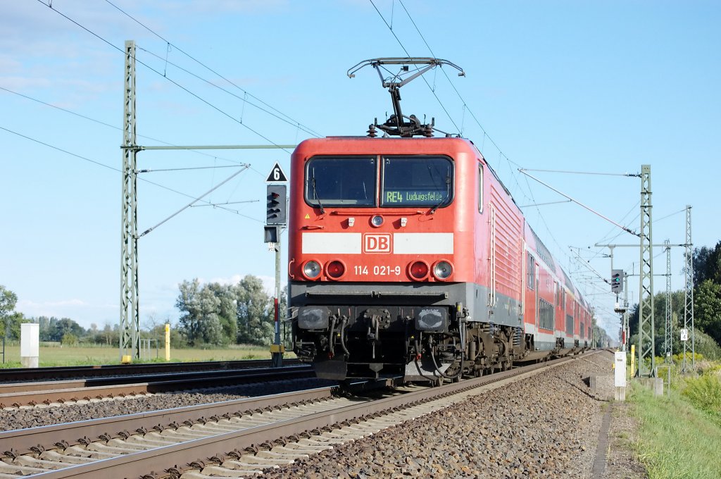 114 021-9 schiebt den RE4 aus Friesack(Mark) nach Ludwigsfelde. Gru zurck an den Zugbegleiter. 31.08.2010