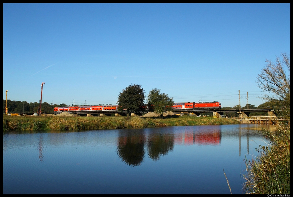 114 024-3 fhrt am 15.10.2011 mit dem RE 18113 nach Frankfurt (Oder) ber die Ehle bei Biederitz.