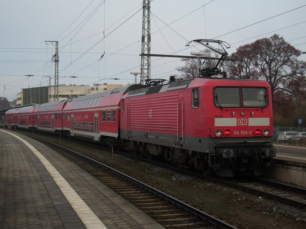 114 024 schob den RE 38346 am 05.Dezember 2009 aus Elsterwerda in die Endstation Stralsund.