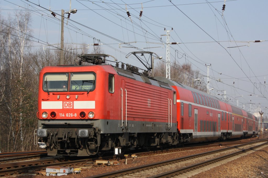 114 026-8 ist am 03.03.'11 mit einem RE18 nach Falkenberg unterwegs. Hier in der Einfahrt von Ruhland