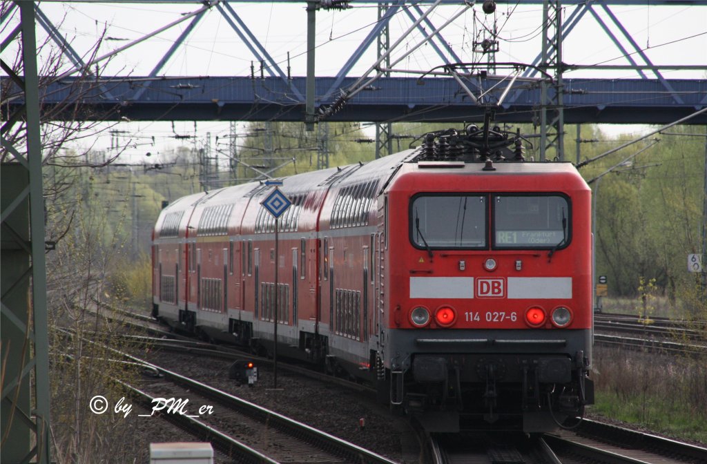 114 027-6 bei der Ausfahrt mit einem RE 1 nach Frankfurt Oder am 11.4.2011