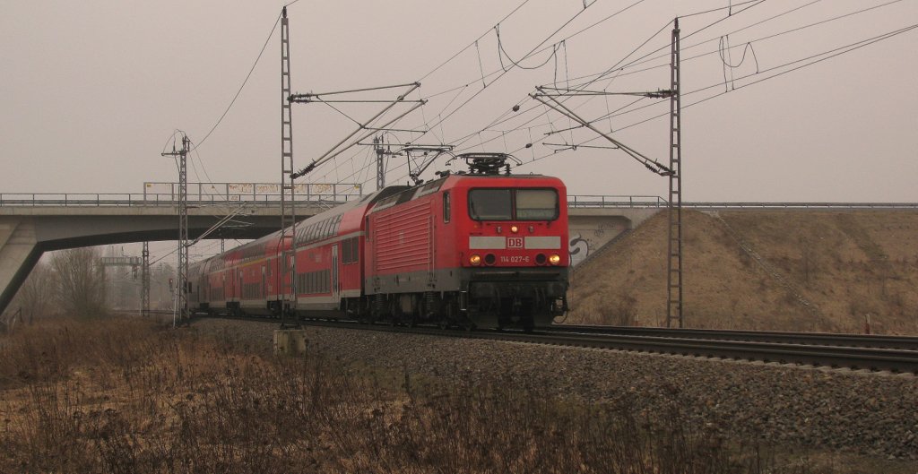 114 027-6 mit RE 5 von Falkenber(Elster) Richtung Stralsund am 05.03.2011 durch Trebbin.