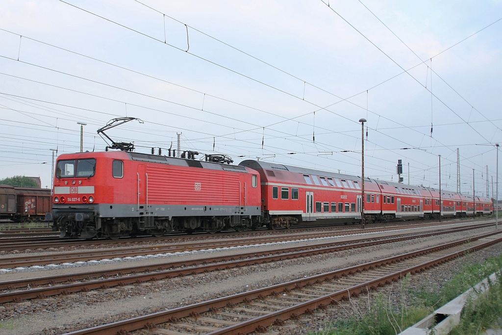 114 027 schiebt den RE3 am 13.08.2010 durch Angermnde