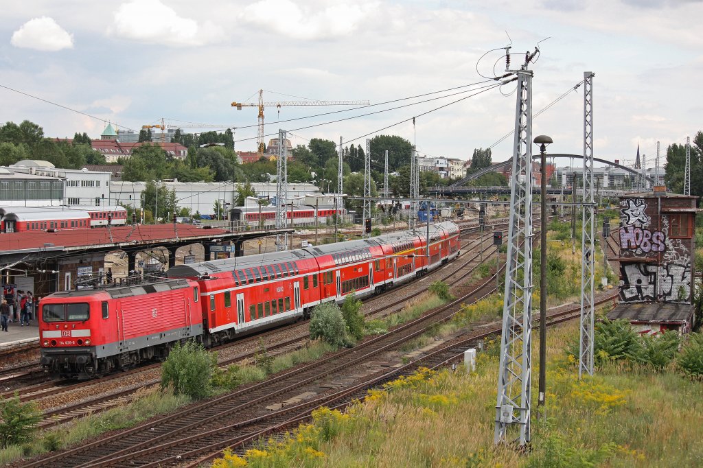 114 028 am 11.8.12 mit ihrem RE in Berlin Warschauer Strae.