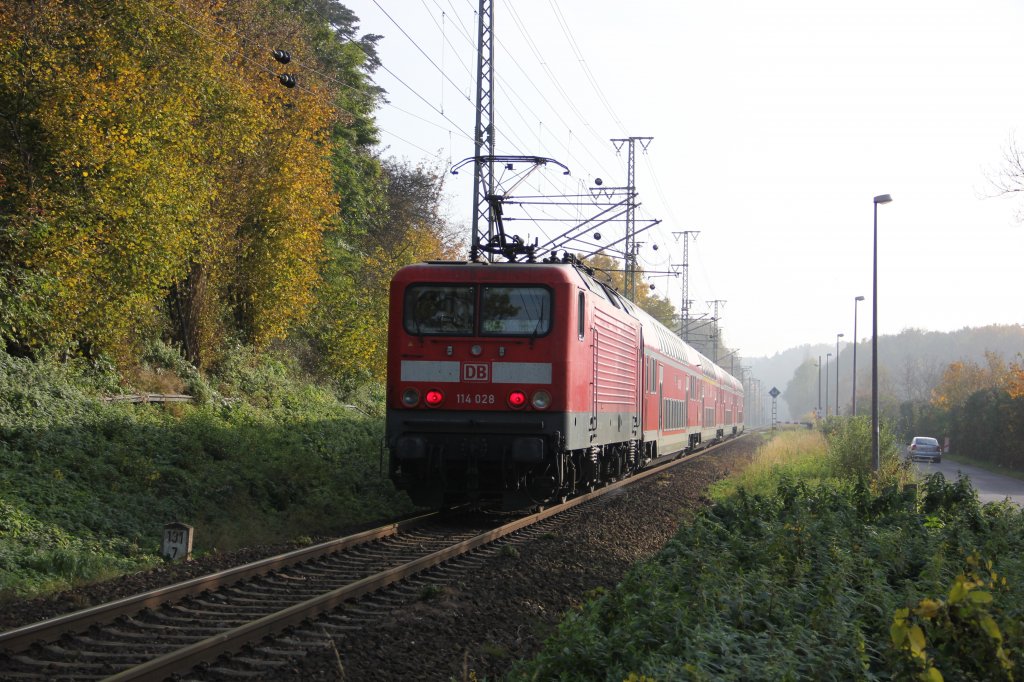 114 028 mit RE 93030 auf dem Weg der RE5 Linie nach Trebbin am 29.10.2011