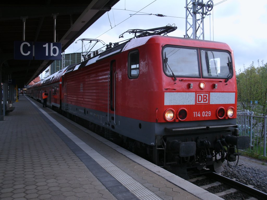 114 029 am Morgen mit dem RE 18307 Stralsund-Elsterwerda in Stralsund am 05.Mai 2012.