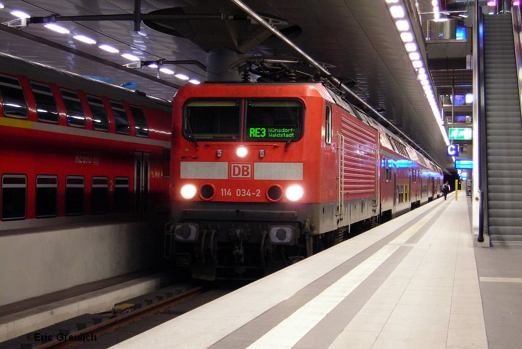 114 032 mit dem RE3 nach Wnsdorf Waldstadt in Berlin HBF am 14.10.09