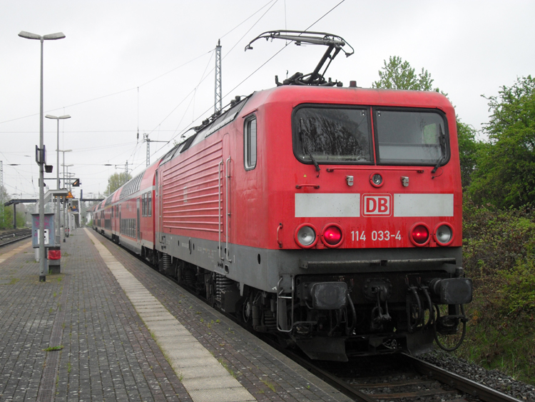 114 033-4 mit S2 von Warnemnde Richtung Gstrow bei der Ausfahrt im Bahnhof Rostock-Bramow(07.05.10)
