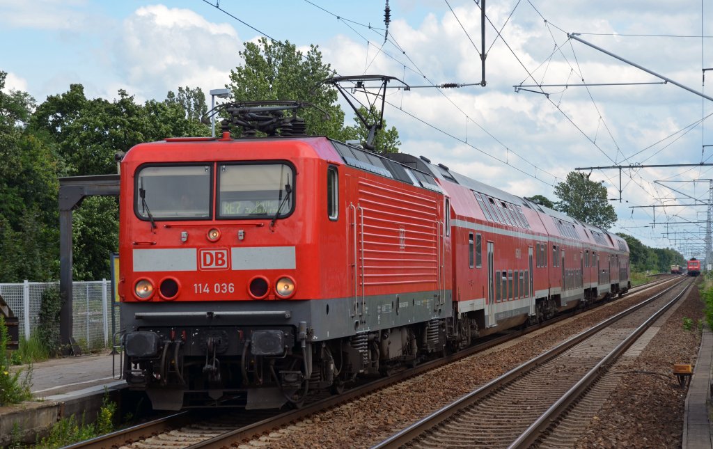 114 036 hat mit einem RE aus W�nsdorf-Waldstadt am 14.07.12 Berlin-Karlshorst erreicht und setzt nun seine Fahrt nach Berlin Zoo fort.