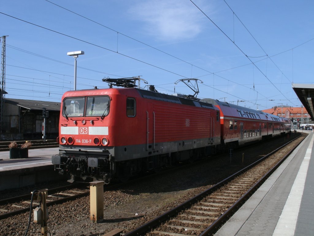 114 036 wartete mit dem RE 18315 nach Elsterwerda,am 01.April 2011,in Stralsund auf Anschlu�reisende.