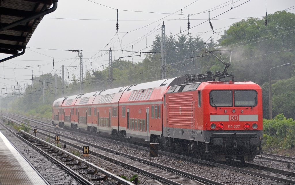 114 037 schob am 14.07.12 bei str�menden Regen einen RE von Magdeburg kommend durch Hirschgarten Richtung Frankfurt(O).