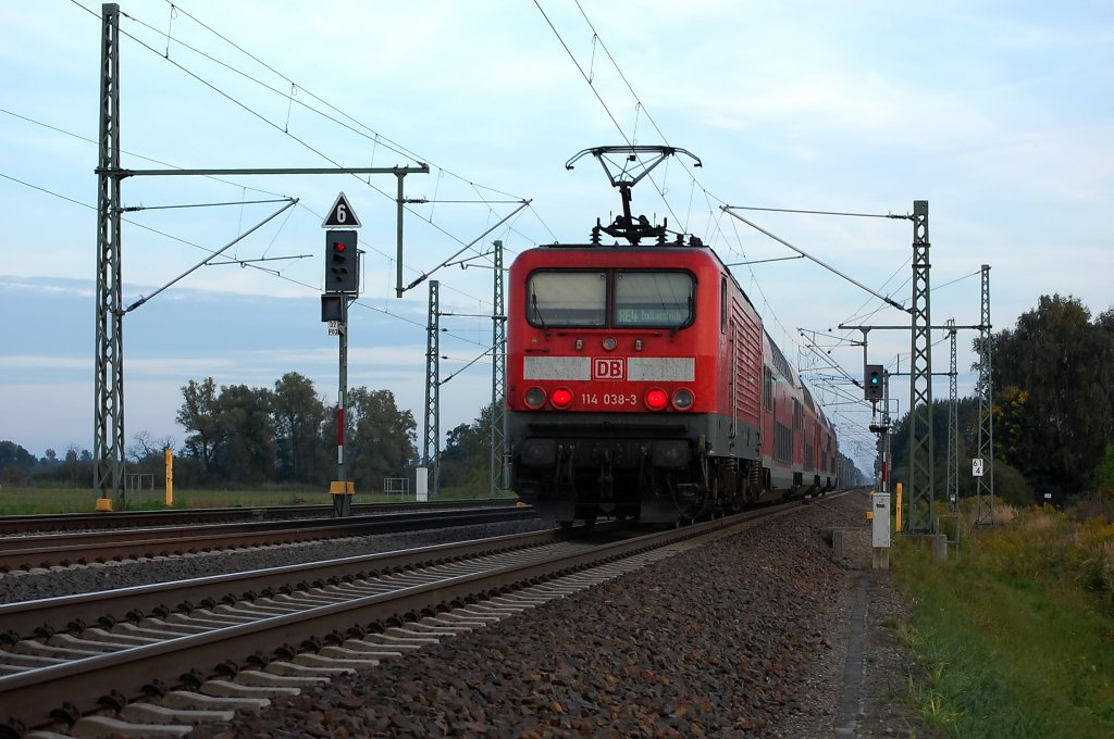 114 038-3 mit dem RE4 (RE 38217) nach Ludwigsfelde in Friesack(Mark). Netten Gru zurck! 06.10.2010 