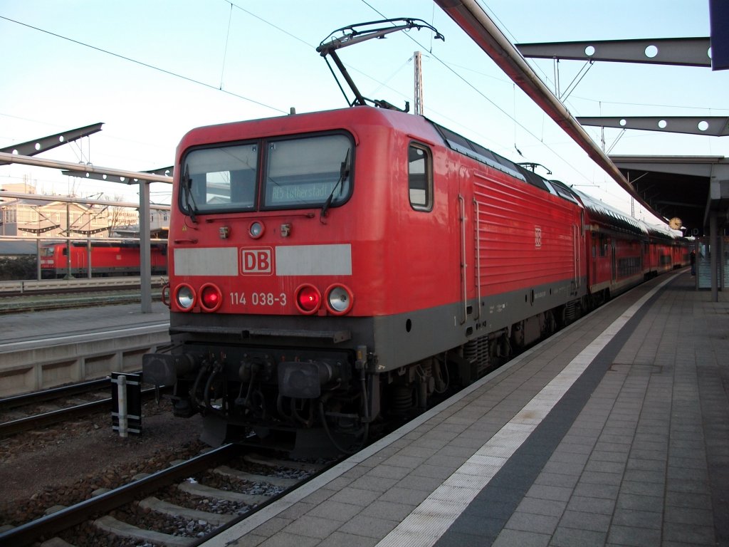 114 038 mit dem RE nach Lutherstadt Wittenberg am 29.Januar 2011 in Rostock Hbf.