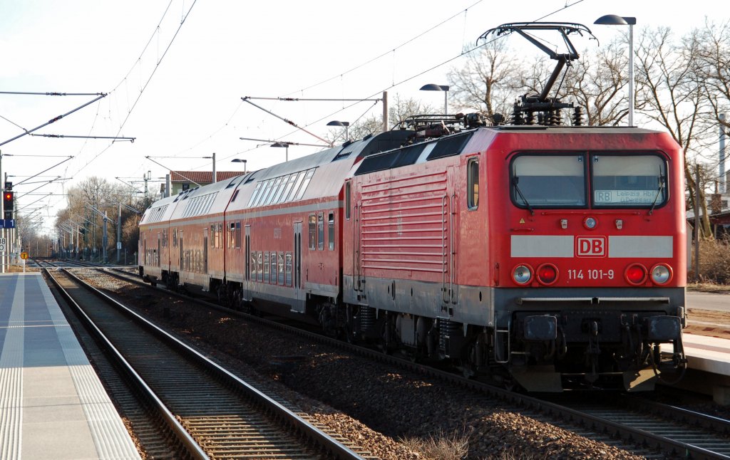 114 101 schiebt am 20.03.11 eine RB nach Leipzig aus dem Hp Raguhn.