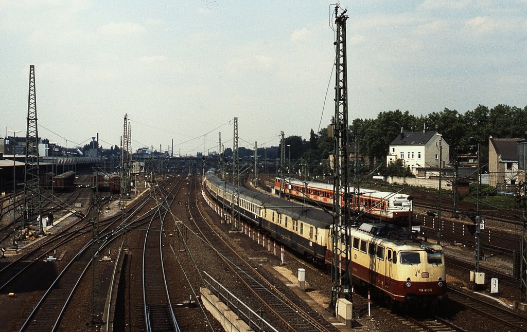 114 490-6 (umgezeichnet aus der dritten Bauserie der 112) um 1990 in Düsseldorf Wehrhahn, im Hintergrund ein abgestellter S-Bahn-Zug mit einer 111. Links von der 114 verläuft heute die Toulouser Allee und auf dem Gelände der Güterabfertigung entsteht z. Zt. ein neues Stadtviertel.