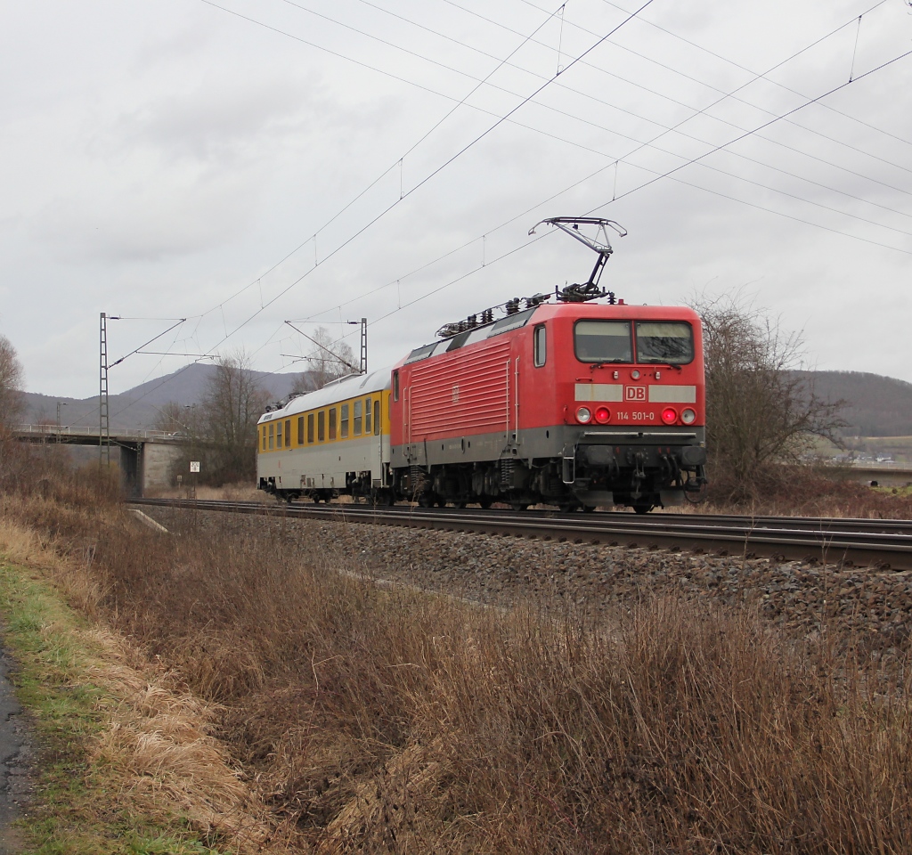 114 501-0 schiebt einen Messwagen in Richtung Norden davon. Aufgenommen am 31.01.2013 an der Nordeinfahrt nach Eschwege.