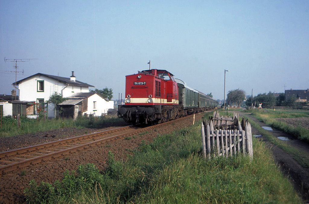 114 673 bei der Ausfahrt aus Borsdorf (Sachsen), 26.06.1985.