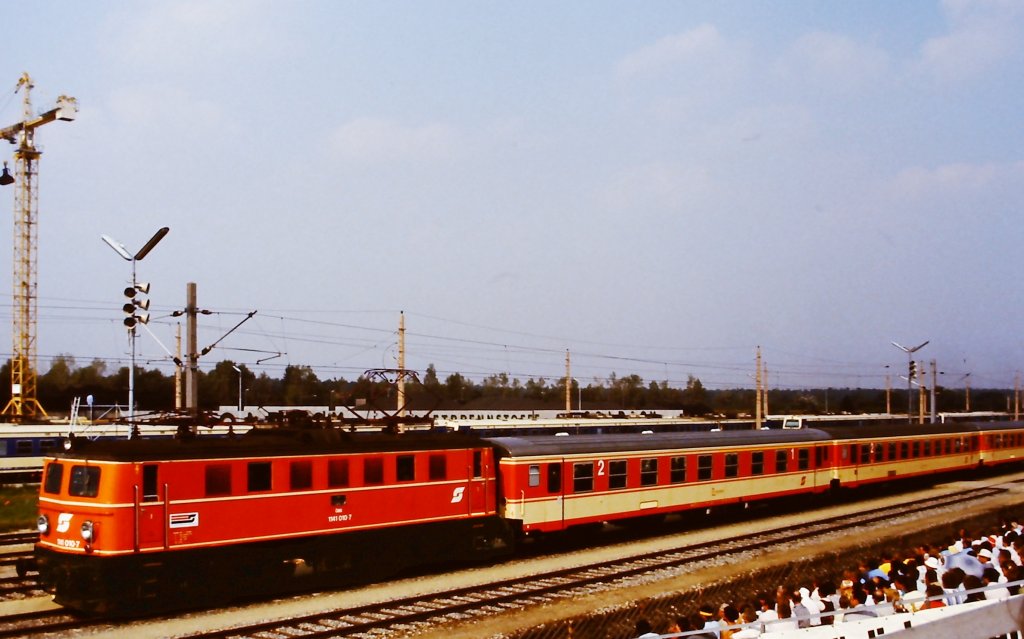 1141 010-7 mit Schnellzug auf der Parade zum 150-j�hrigen Jubil�um der Eisenbahn in �sterreich 1987.
