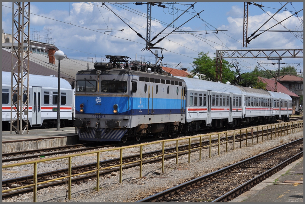 1141 015 erreicht Zagreb. Mir ist aufgefallen, dass in Kroatien die meisten lokbespannten Zge mit drei Wagen unterwegs sind, whrenddem es in Serbien nur noch zwei Wagen sind. (02.07.2011)