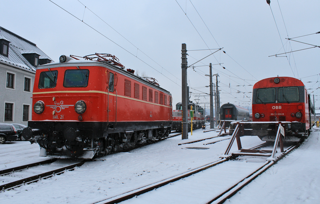 1141 21 und 80 73 056-8 abgestellt in der Produktion Salzburg. Aufgenommen am 8. Dezember 2012.