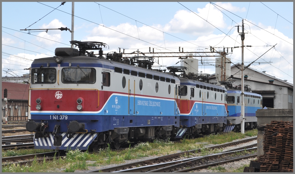 1141 379 und weitere Loks in Zagreb. Typenmssig bietet die HZ nicht viel Abwechslung, aber farblich sit die Variantenvielfalt doch etwas grsser. (02.07.2011)