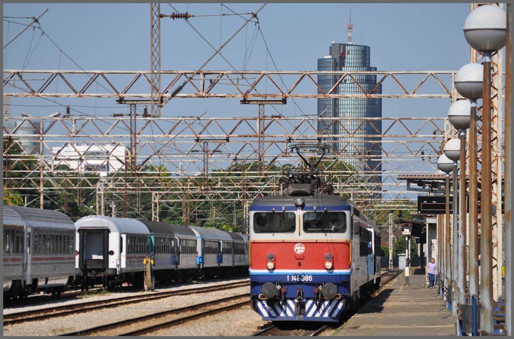 1141 386 in Zagreb Glavni Kolodvor. (03.07.2011)