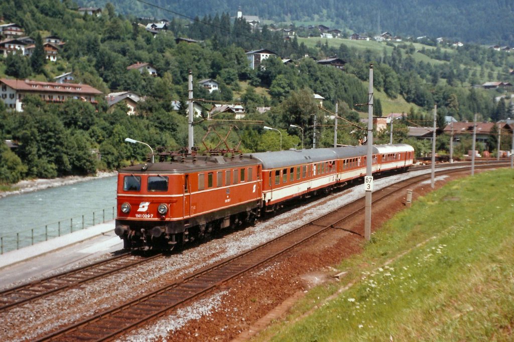 1141.029 mit R-5016 bei der Ausfahrt aus Schwarzach/St.Veit am 28.7.86
