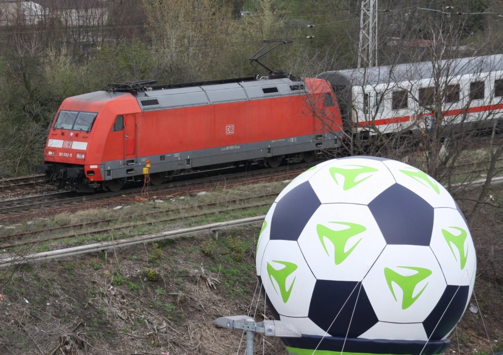 11.4.12. 101 092 mit IC 2356 bei Einfahrt in den Bf Bernau whrend einer Werbeaktion eines groen Mobilfunkanbieters.