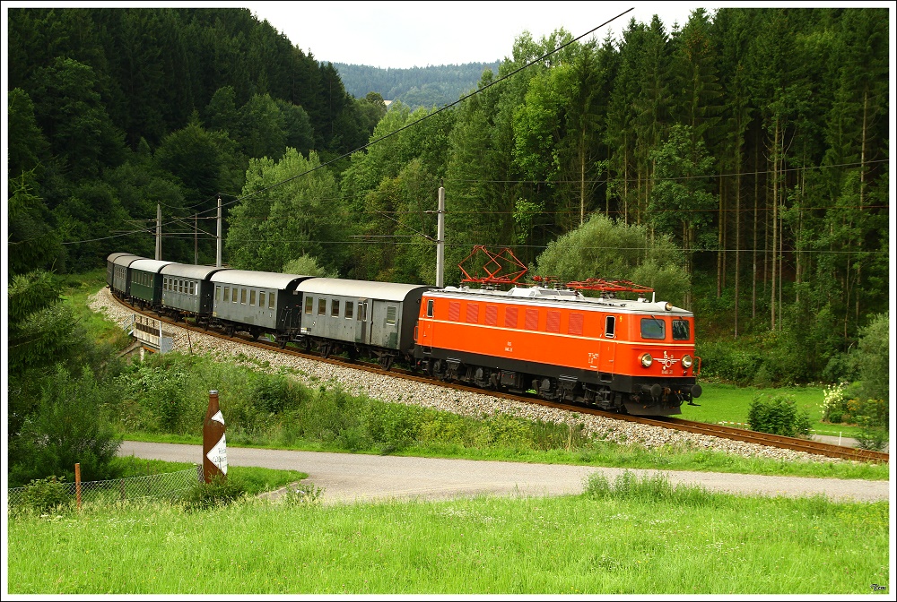 1141.21 fhrt mit Slp 19842 von Linz Stahlwerke nach Summerau. Kefermarkt 9.8.2010