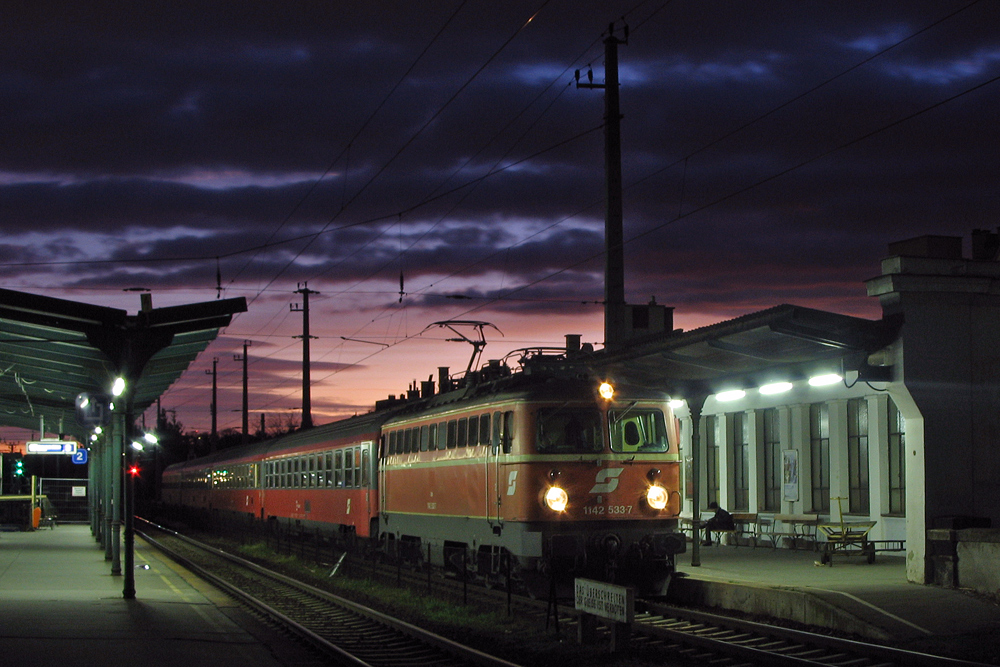 1142 533 steht am 13.01.2007 mit ER 2116  Silva Nortica  in Wien Heiligenstadt. Lokomotive, Wagen und Bahnhof sind in dieser Form natrlich lngst Geschichte.