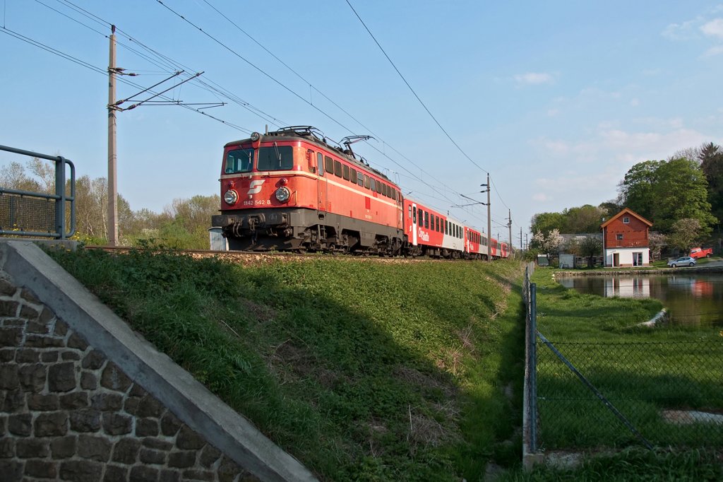 1142 542 fhrt mit dem REX 2114 von Wien Franz Josef's Bahnhof nach Gmnd N. Die Aufnahme entstand am 18.04.2011 bei Kritzendorf.