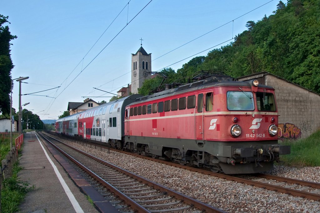 1142 542 fhrt mit REX 2116 von Wien FJB nach Gmnd N. Greifenstein-Altenberg, am 19.05.2011.