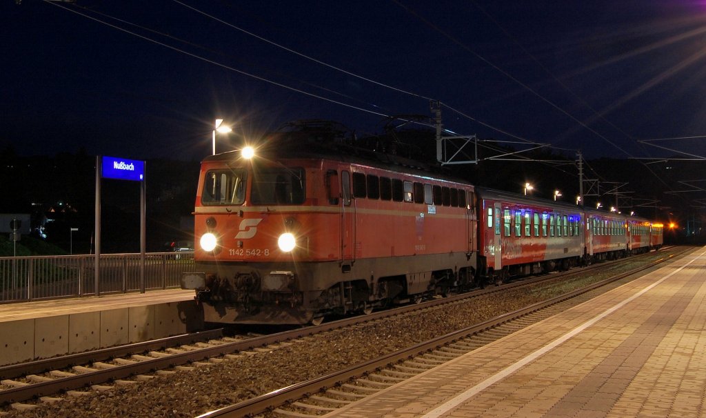1142 542 mit dem R3974 am 05.11.2012 bei einem
kurzen Aufenthalt in Nussbach.