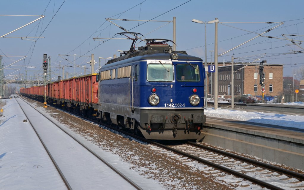 1142 562 fuhr am 05.02.12 mit einem Hochbordwagenzug und einer West-V 100 als Schublok durch Bitterfeld Richtung Leipzig. Momentan ist sie fr RAN im Einsatz.