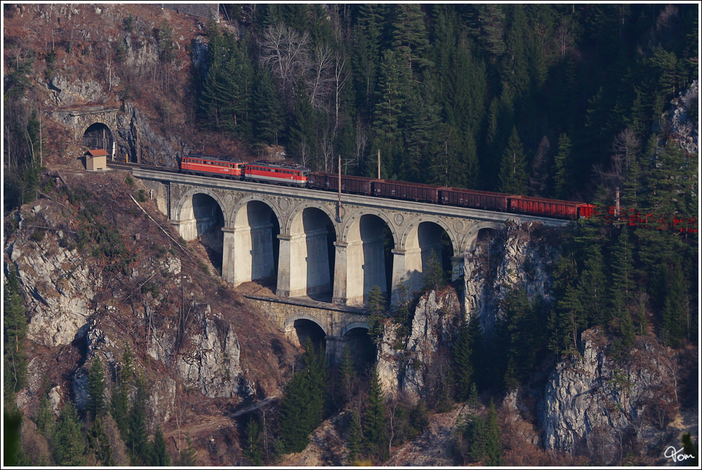 1142 564 & 1142 627 berqueren mit einem Gterzug das Krausel Klause Viadukt nahe Breitenstein. 
24.3.2012