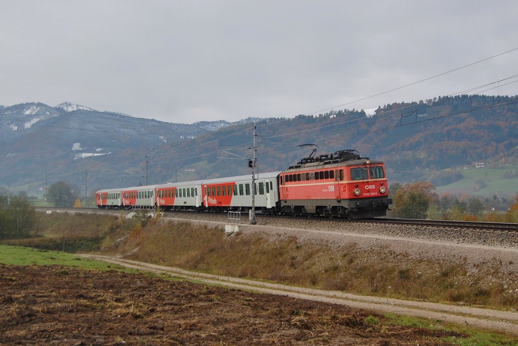 1142 564 hat am 28.10.2010 mit dem R3940 gerade eben
den Bahnhof Kirchdorf an der Krems verlassen.