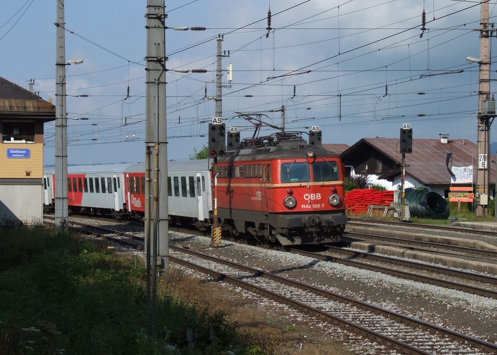 1142 566 am R 3013 Salzburg Taxham – Linz in der als Haltestelle 2009 aufgelassenen Betriebsausweiche Ederbauer. [04.08.10]
