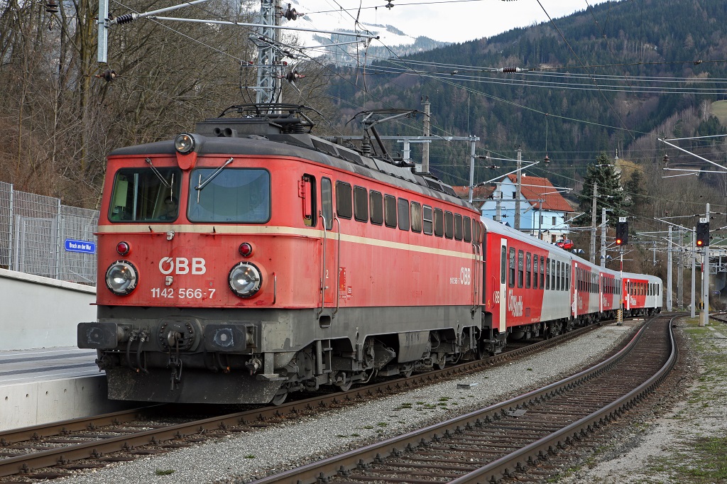 1142 566 fhrt als S1 am 11.04.2013 in den Bahnhof Bruck/Mur ein.