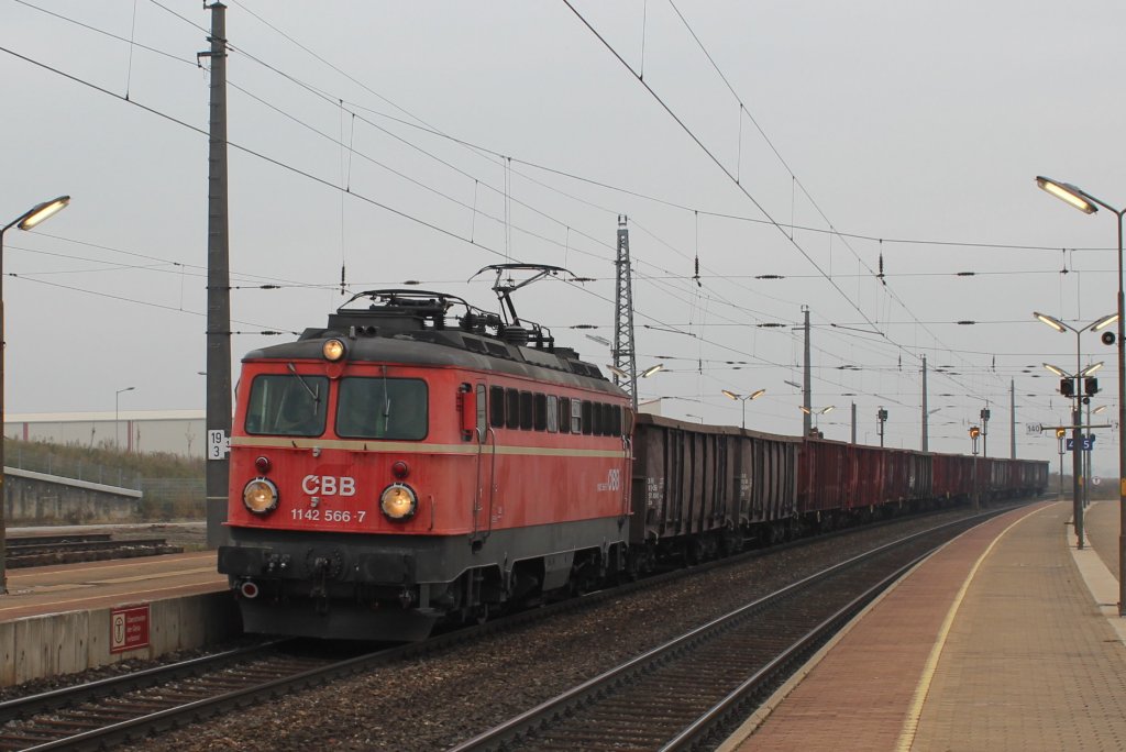 1142 566 mit einem Leerrbenzug von Stadlau ri Hegyshalom, hier bei der Durchfahrt des Bahnhof Gramatneusiedl (Gn); am 29.10.2011