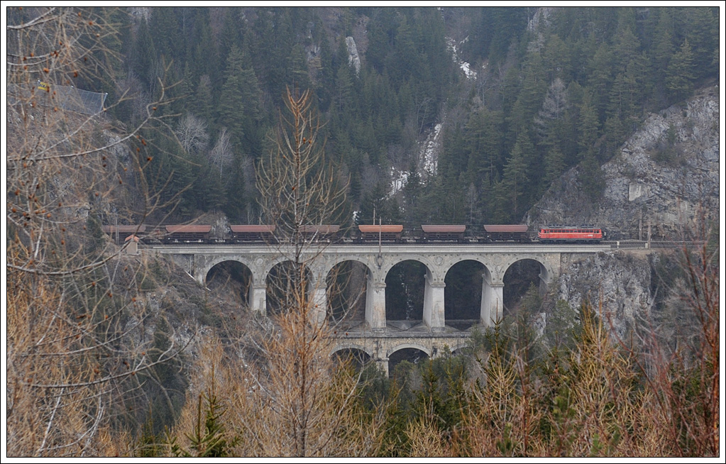 1142 566 im Schiebedienst am Semmering am 3.3.2012, hier bei der Querung des Krauselklause Viaduktes.