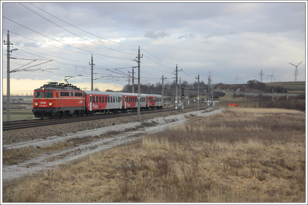 1142 566 strebt am 15. Jnner 2011 mit dem R 2070 Pchlarn entgegen und wird in Krze Loosdorf passieren.

