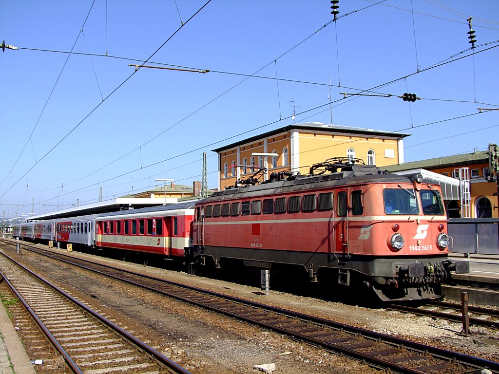 1142 567-5 steht in Passau Hbf mit R5917 zur Abfahrt bereit;110716