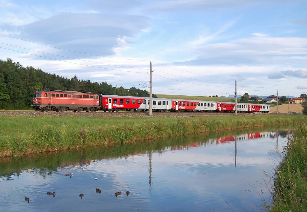 1142 567 hat mit dem R3980 am 19.07.2011
den Bahnhof Wartberg an der Krems velassen.