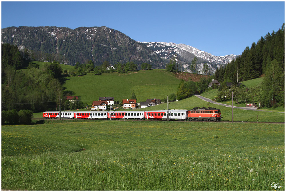 1142 567 schiebt R 3901 von Linz nach  Selzthal, aufgenommen nahe Windischgarsten. 10.5.2012