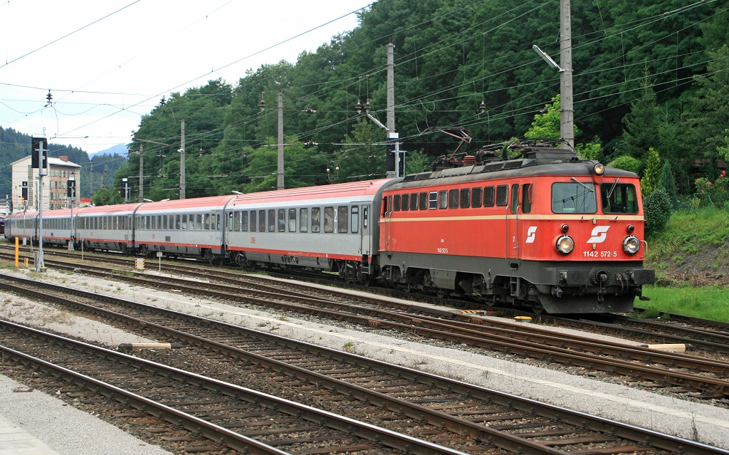 1142 572 verlsst mit EC557 (Wien Sd - Graz) am 26.07.2008 den Bahnhof von Bruck an der Mur.